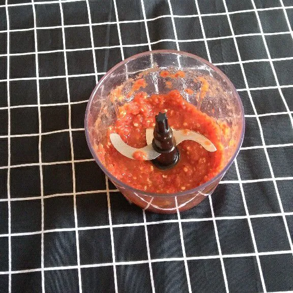Haluskan cabe, bawang merah, bawang putih dan tomat.