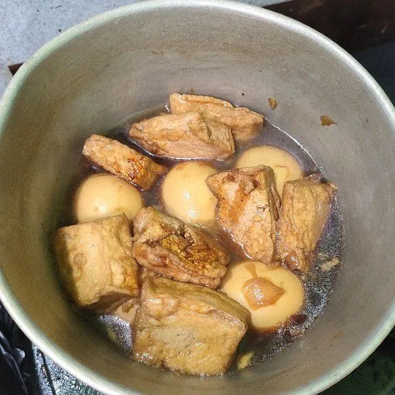 Tambahkan seasoning, dan masak hingga bumbu meresap. Tes rasa dan taburkan bawang goreng, Sajikan.