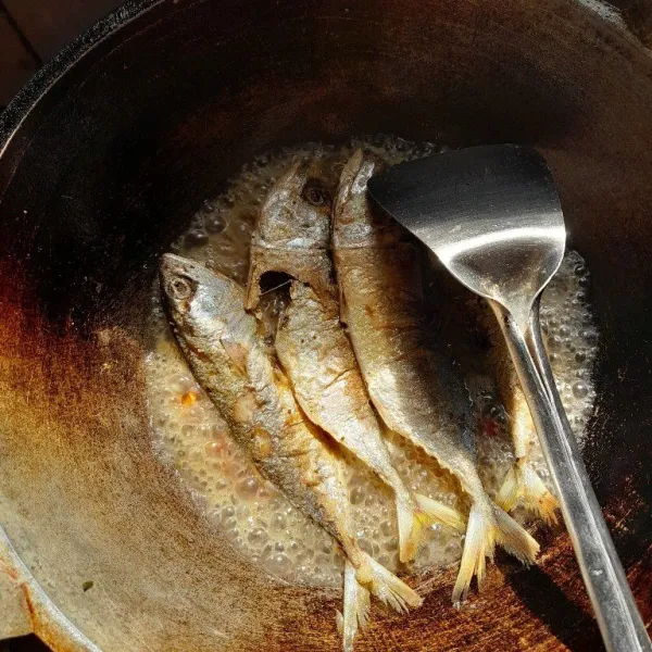 Beri air, masukkan ikan kembung yang telah digoreng sebelumnya.