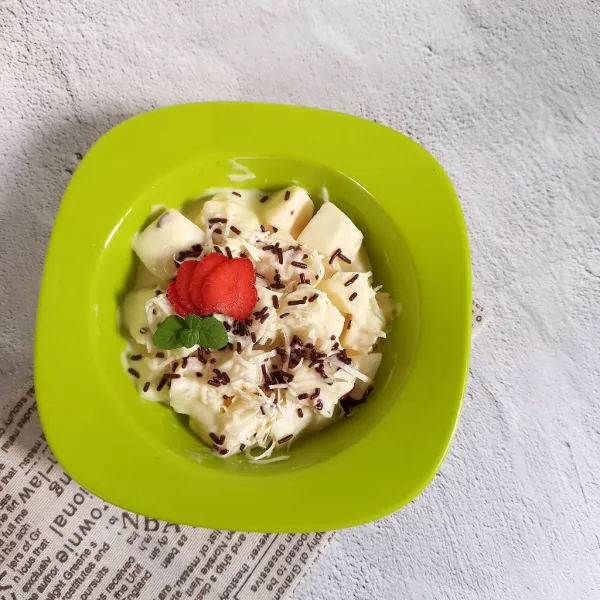 Sajikan salad buah pear dengan taburan keju dan meses.