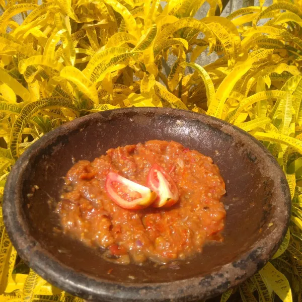 Sambal tomat siap dinikmati dengan lauk yang ada.