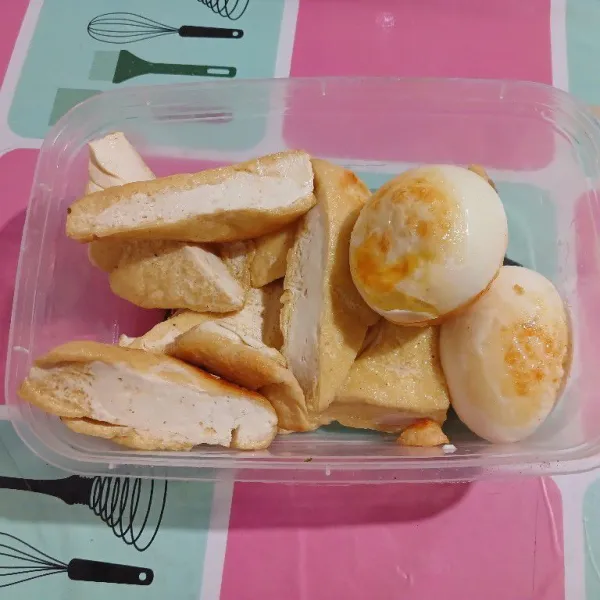 Potong jadi 2 tahu putih, goreng setengah matang. Kupas telur dan goreng hingga berkulit. Angkat sisihkan.