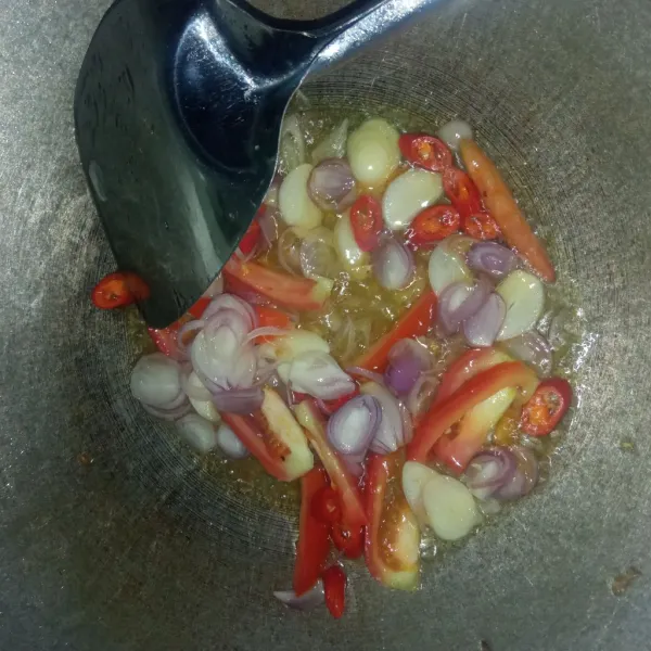 Panaskan minyak, tumis bawang merah, bawang putih, cabe serta tomat sampai harum.