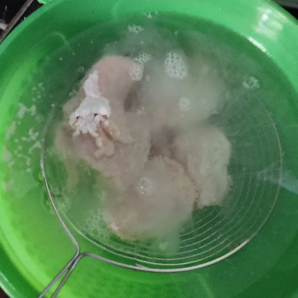 Celupkan ayam yang sudah berbalit tepung kedalam air hingga terendam selama 5 detik.