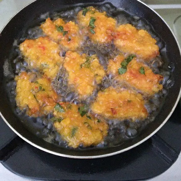 Panaskan minyak goreng, ambil adonan 1 sendok makan lalu goreng sampai  semua sisi matang. Angkat dan sajikan.