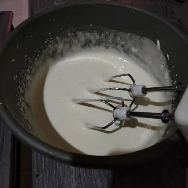 Mixer dengan kecepatan tinggi telur, gula, SP, dan perasa vanili hingga putih, kaku, dan mengembang