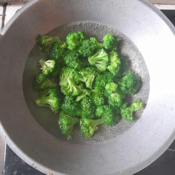 Didihkan air, beri sedikit garam, blansir brokoli sebentar, angkat dan tiriskan, rendam dalam air es.
