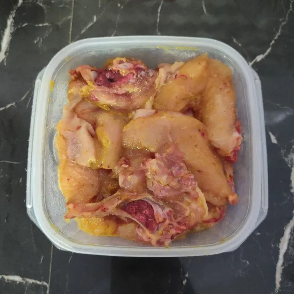 Marinasi daging ayam dengan bumbu marinasi instan selama 30 menit.