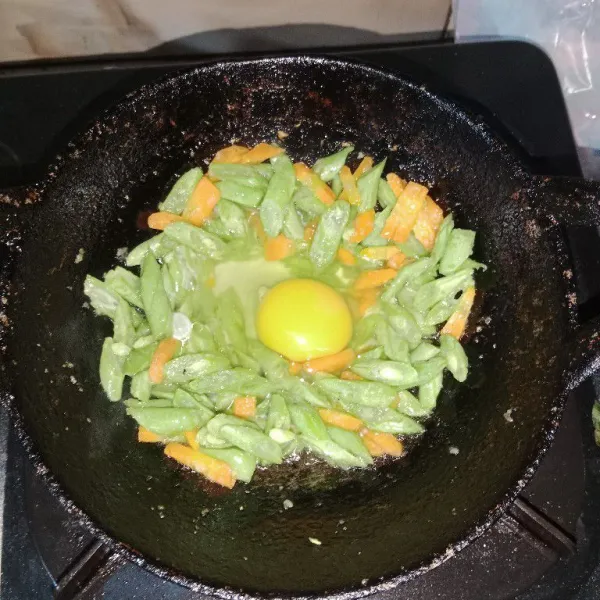 Masukan telur lalu buat orak arik.