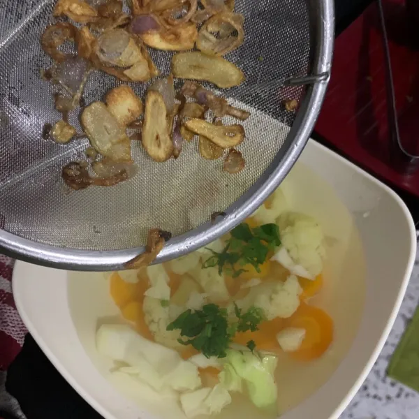 Masukkan gorengan bawang dan siap di sajikan.
