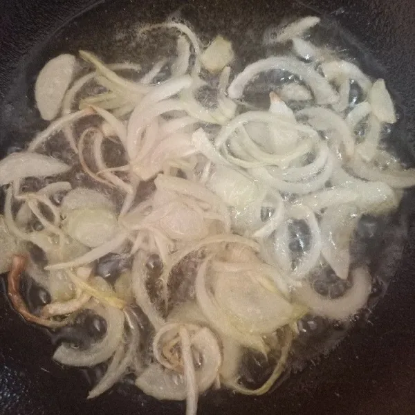 Iris semua bahan. Lalu tumis bawang bombai.