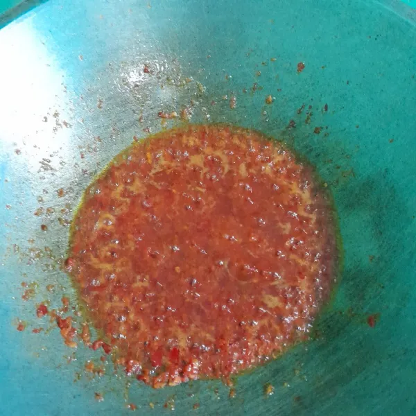Masukkan ke dalam wajan, cabai giling, garam, dan kaldu bubuk. Masak hingga aroma langu hilang.