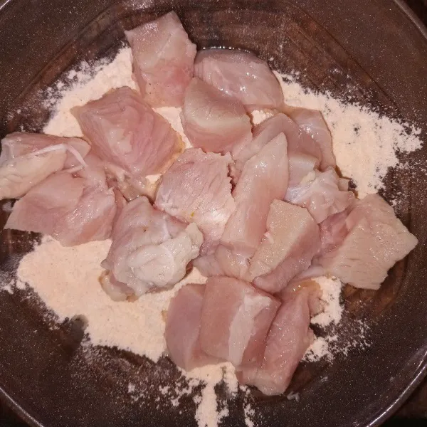 Celupkan ayam ke air dingin lalu gulingkan keatas tepung kering remas-remas hingga tepung menempel ke ayam.