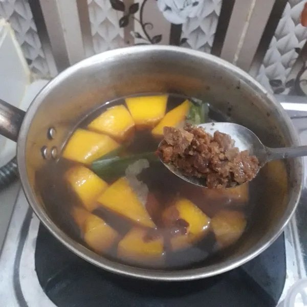 Setelah labu setengah matang, tambahkan gula merah lalu masak sampai gula merah larut.