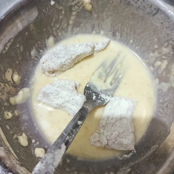 Lalu masukkan dalam tepung basah lalu lumuri dalam tepung kering lagi