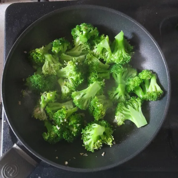 Masukkan brokoli, aduk rata.