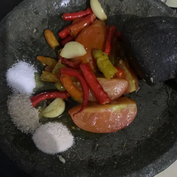 Goreng bahan sambal beri garam, gula, kaldu jamur ulek halus
