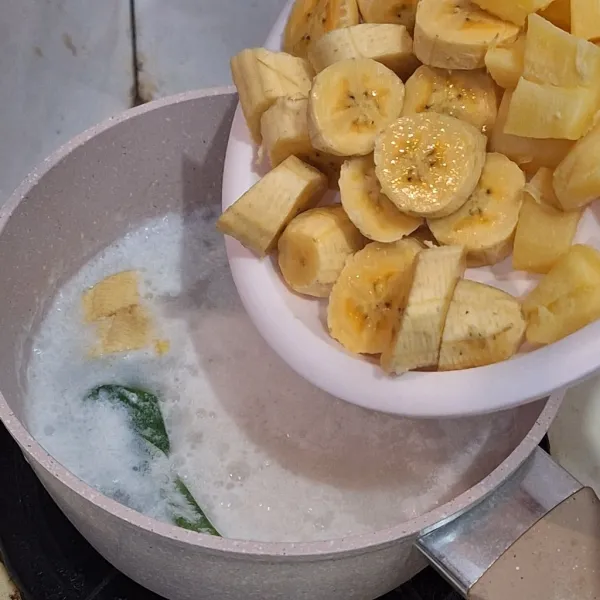 Masukkan potongan pisang dan tape.