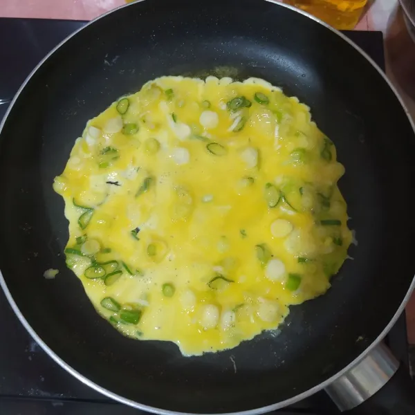 Olesi pan dengan margarin lalu buat telur dadar.