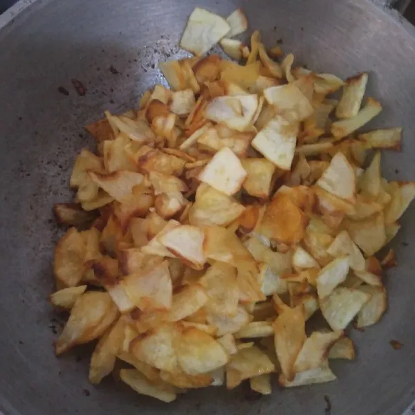 Masukkan kentang goreng, aduk cepat sampai semua bumbu tercampur rata di kentang, dan siap disajikan.