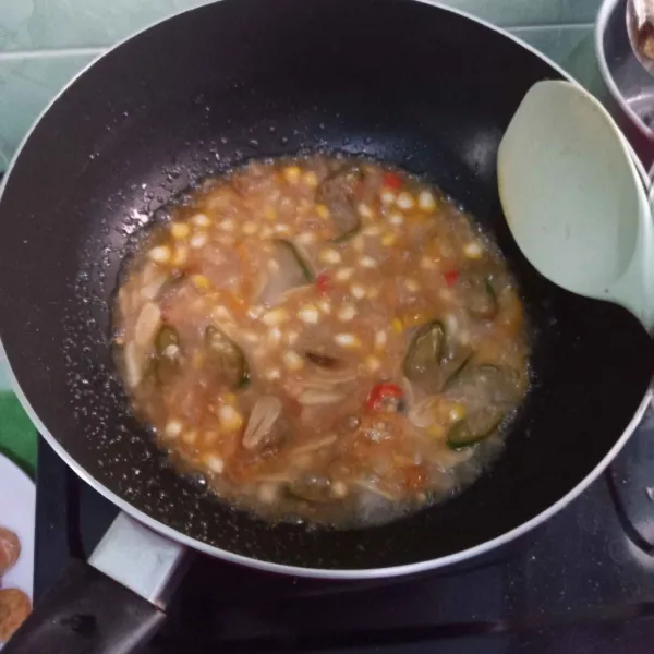 Masukkan jagung manis lalu beri air.