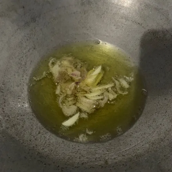 Potong bawang merah dan bawang putih lalu goreng.