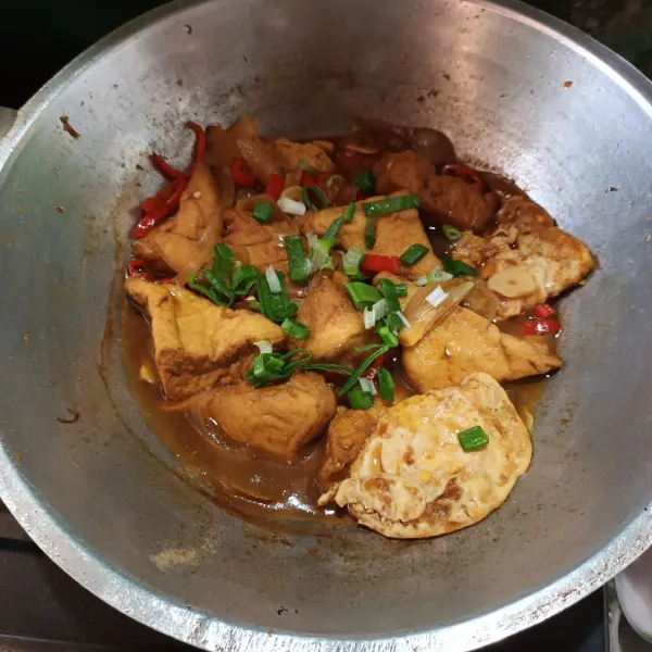 Matang, lalu masukkan daun bawang. Aduk dan siap disajikan.