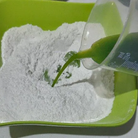 Tuang air pandan ke dalam bahan kering, jika dirasa sudah kalis stop *air pandan = 150 ml air+ 3 lembar daun pandan lalu blender dan saring