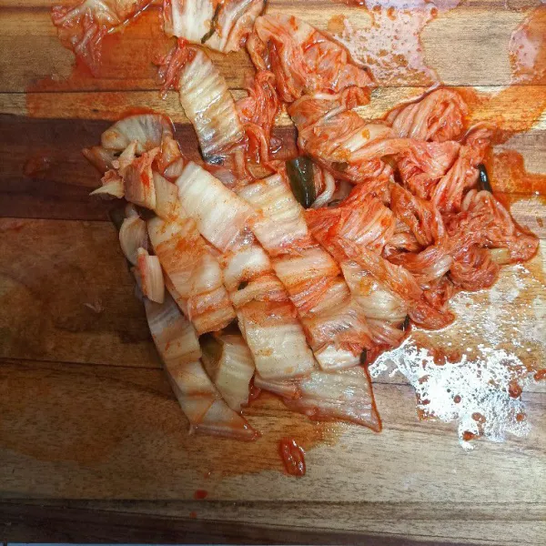 Potong kimchi menjadi ukuran kecil