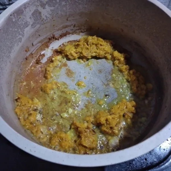 Tumis bumbu halus dengan minyak di wajan.