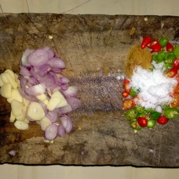 Potong juga bawang merah, bawang putih, cabe rawit, dan cabe kriting.