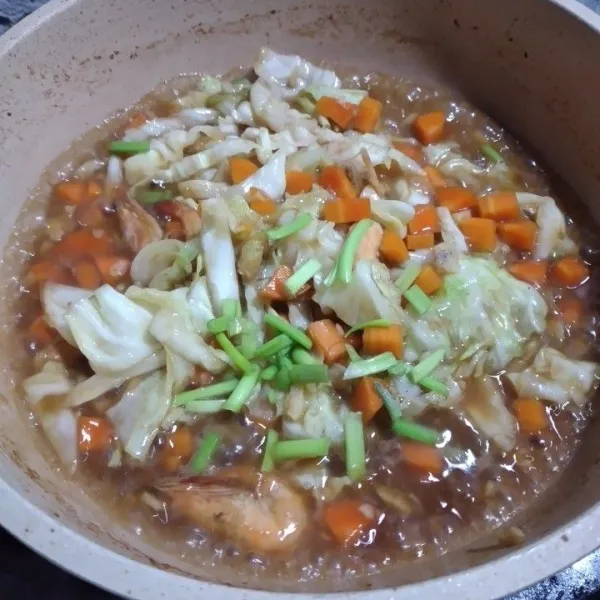 Masukkan irisan daun bawang, aduk merata lalu angkat dan sajikan.