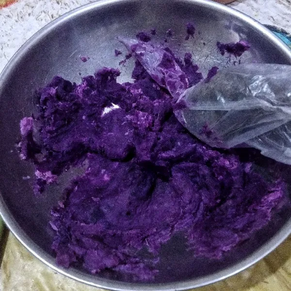 Lumatkan ubi ungu yang sudah dikukus sebelumnya hingga halus dan lembut. Sisihkan.