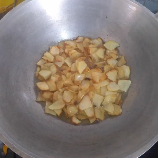 Goreng kentang sampai kering.