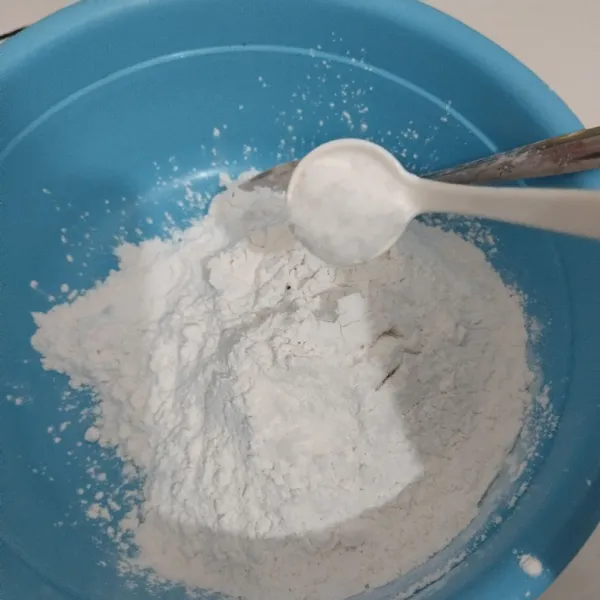 Masukkan tepung, garam, dan vanili bubuk ke dalam wadah, lalu sisihkan