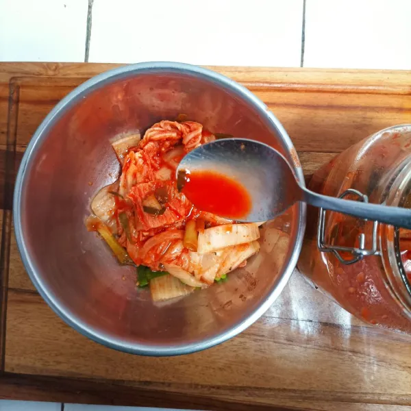 Campur kimchi, daun bawang dan air kimchi
