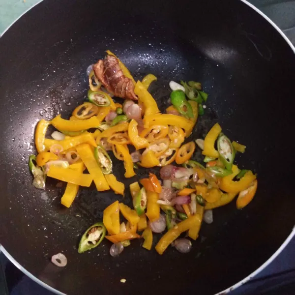 Masukkan lengkuas, paprika, cabai besar, dan cabai rawit, tumis hingga harum