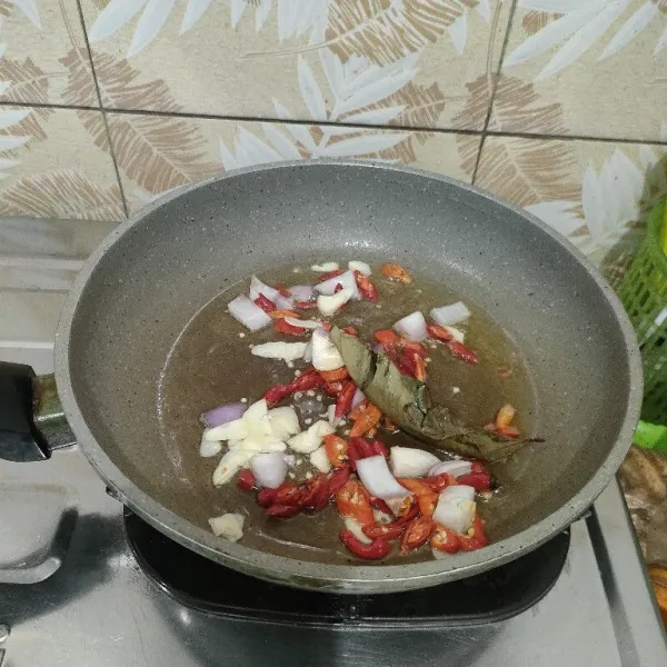 Tumis bahan bumbu sampai harum.