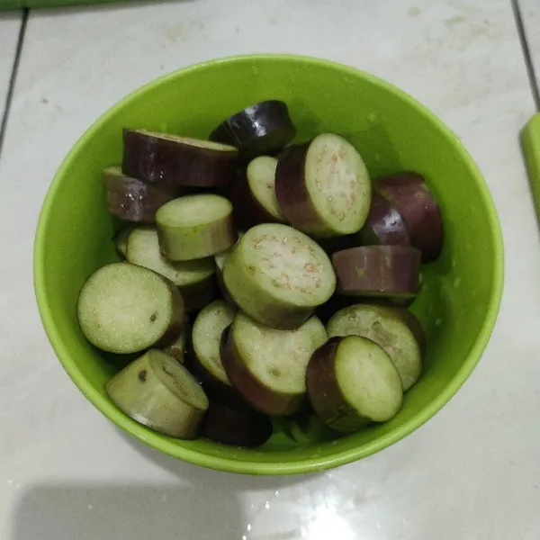 Siapkan terong.