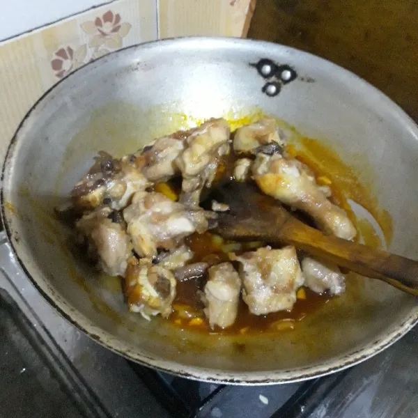 Masukkan ayam goreng, aduk merata dan diamkan sebentar hingga bumbu meresap. Ayam goreng mentega siap disajikan