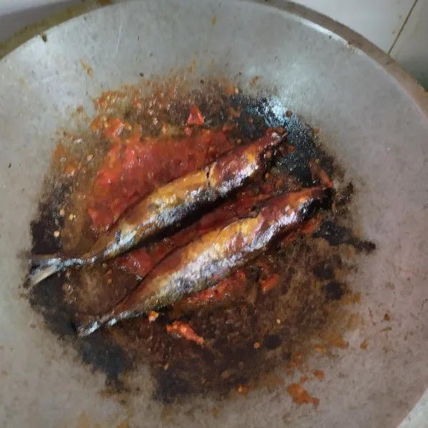Beri sedikit air dan masukan ikan asap, aduk sampai rata.