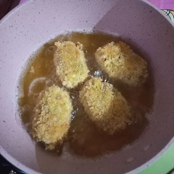 Panaskan minyak goreng hingga matang kecoklatan dan siap disajikan.