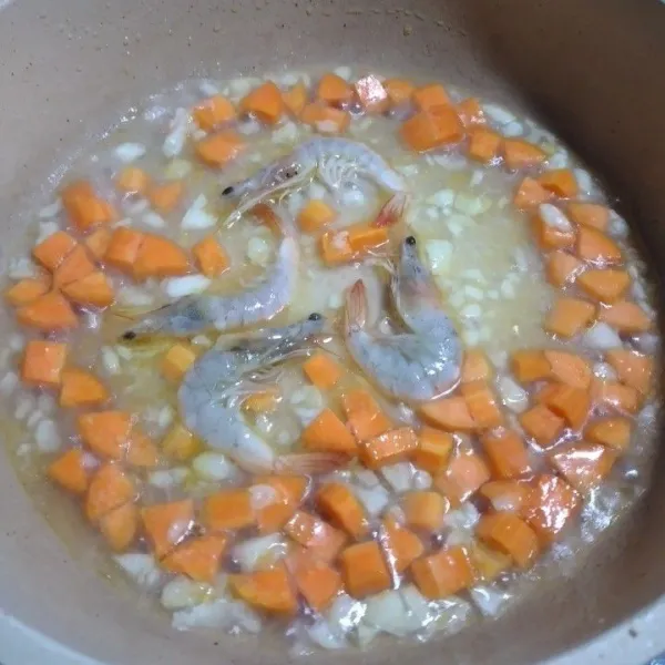 Masukkan udang.