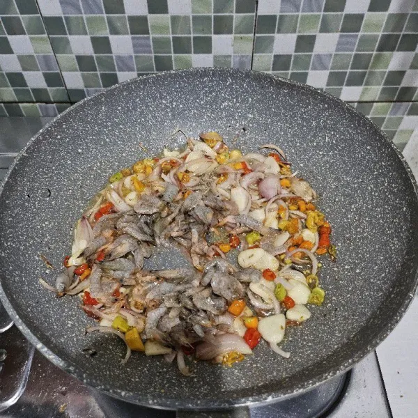 Masukkan udang peci, aduk rata tumis hingga berubah warna.