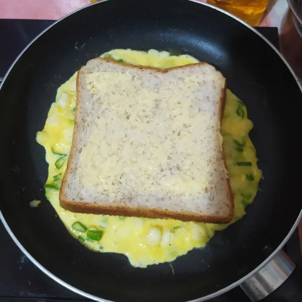 Letakkan roti di tengahnya (bagian yang dioles margarin menghadap ke atas).
