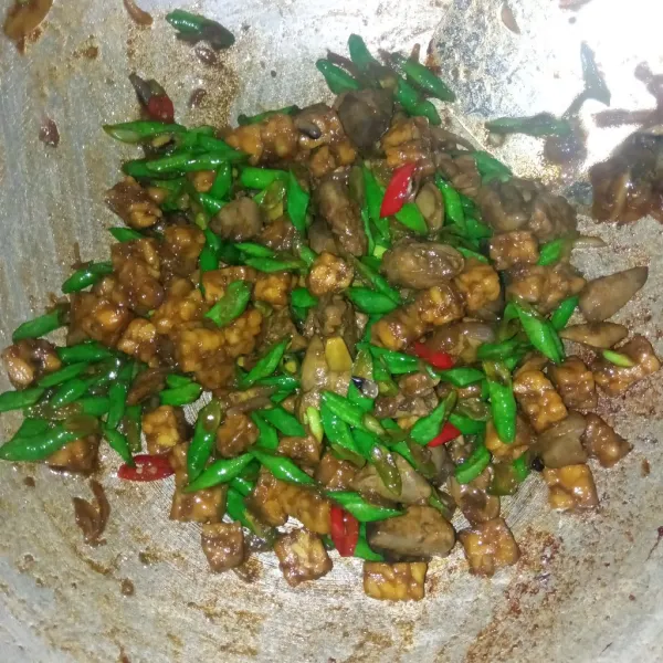 Masukkan kacang panjang, aduk-aduk hingga kacang empuk lalu matikan kompor dan siap disajikan.