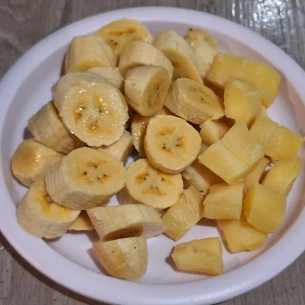 Kupas pisang potong kecil-kecil, begitu juga dengan tape, potong kecil-kecil.
