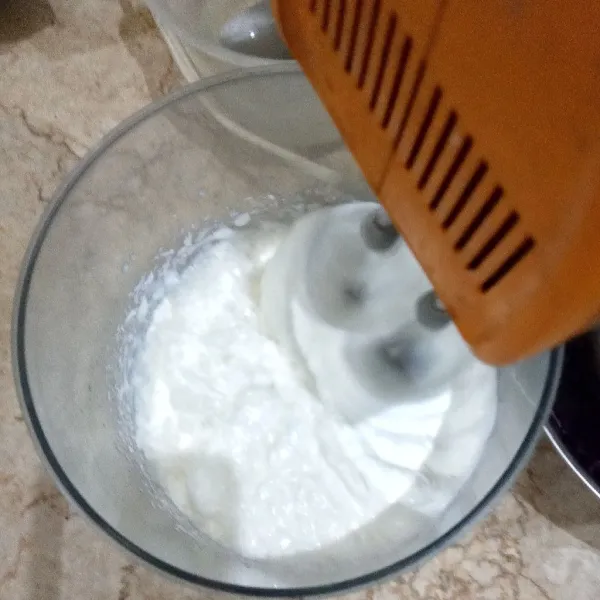 Kocok whip cream bubuk bersama air es yang sangat dingin dengan kecepatan tinggi hingga kaku dan mengembang selama 4 menit.
