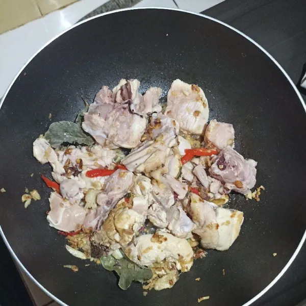 Masukkan potongan daging ayamnya, masak sampai ayam berubah warna.