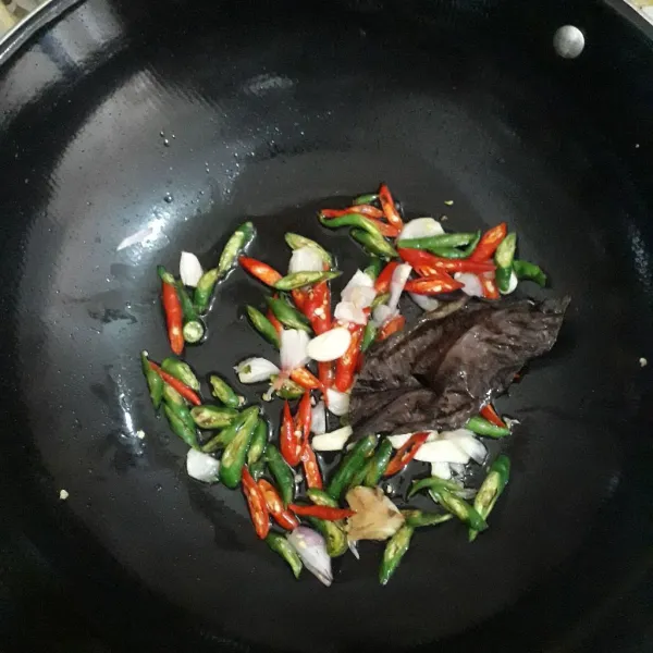 Panaskan minyak goreng dalam wajan. Masukkan bumbu yang telah disiapkan tadi. Tumis sampai harum.